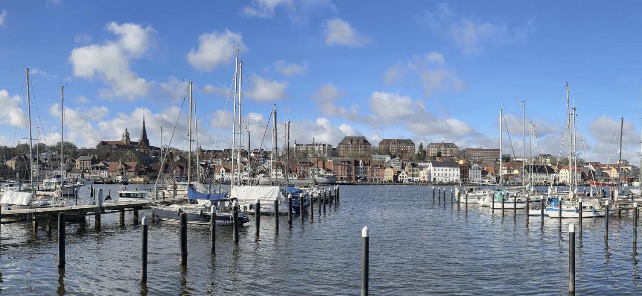 Am Kleinen Muehlenteich - Zentrale Ruhige Lage Mit Parkplatz Und Fahrraedern Lejlighed Flensborg Eksteriør billede