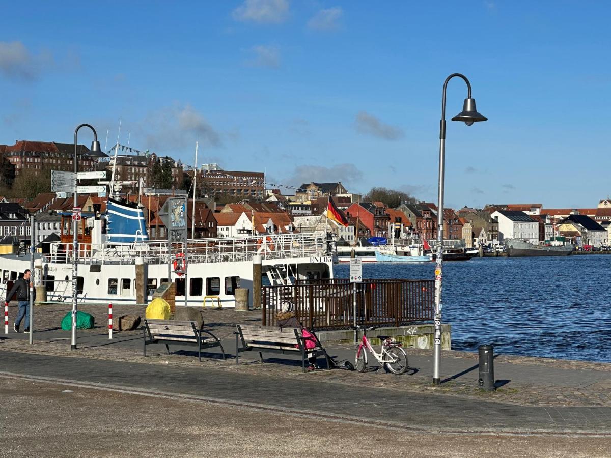 Am Kleinen Muehlenteich - Zentrale Ruhige Lage Mit Parkplatz Und Fahrraedern Lejlighed Flensborg Eksteriør billede