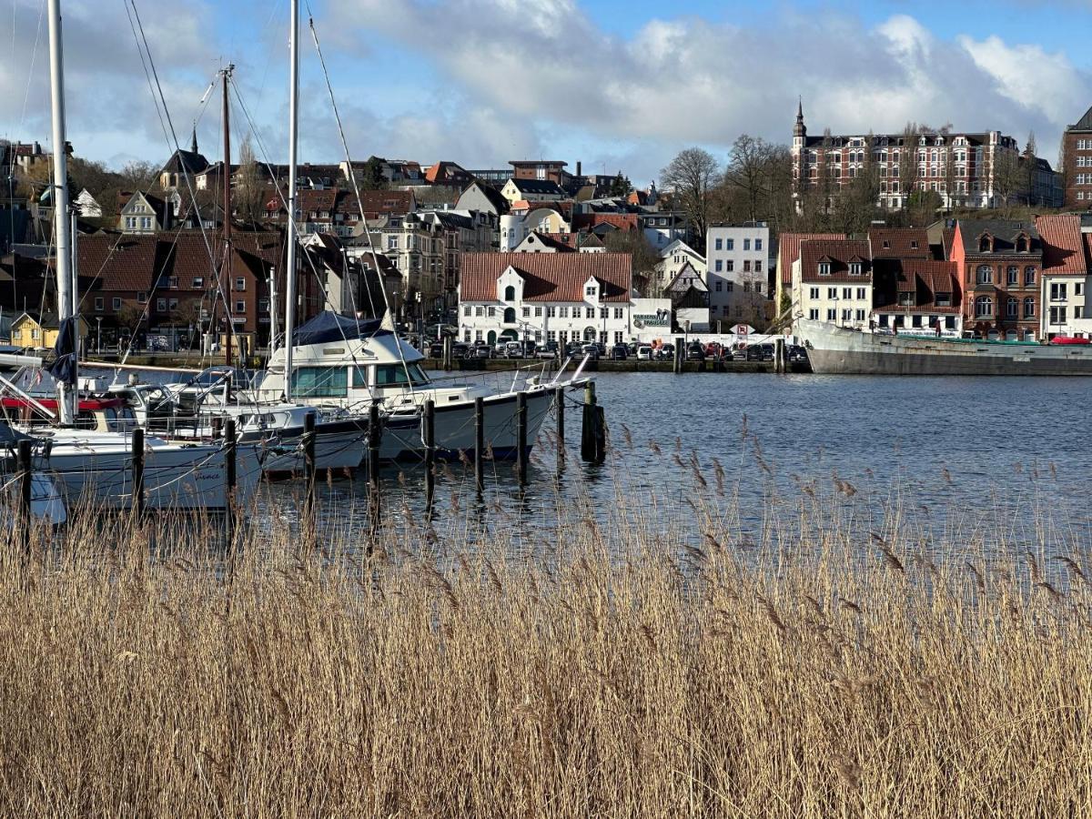 Am Kleinen Muehlenteich - Zentrale Ruhige Lage Mit Parkplatz Und Fahrraedern Lejlighed Flensborg Eksteriør billede
